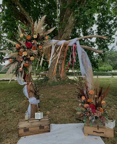 Arche de bois habillée de fleurs séchées et de pampas pour une cérémonie champêtre