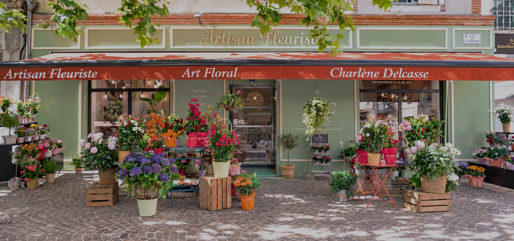 La devanture fleurie d’Art Floral La Suite, artisan fleuriste à Valence-d’Agen