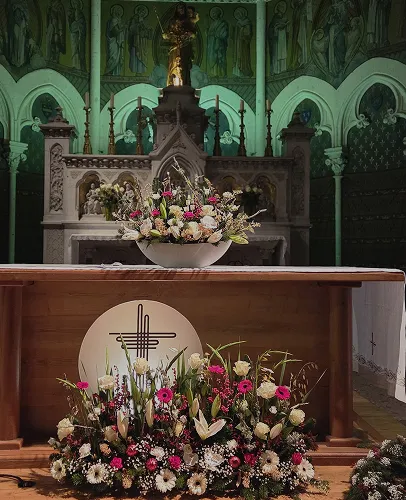 Compositions florales personnalisées au pied de l’autel d’une église