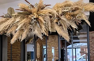 Suspensions de pampa et de fleurs séchées au plafond d’un commerce fleuri