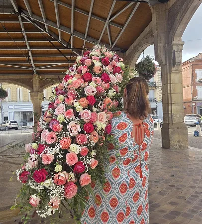 Grande composition de roses roses et blanches sous une halle